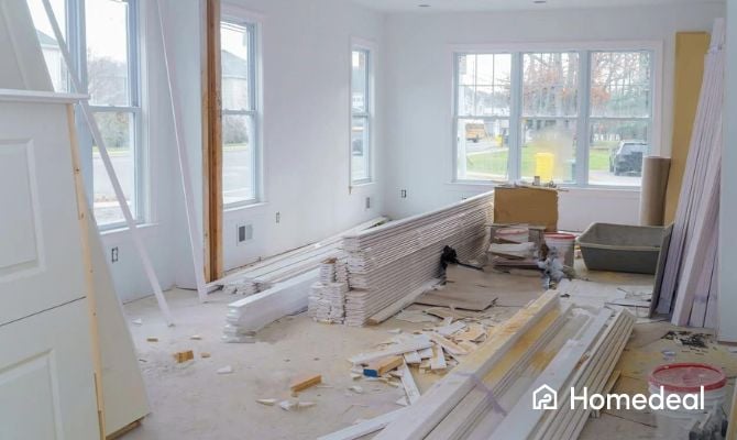 Nieuwe ruimte in huis die gevuld is met bouw materiaal