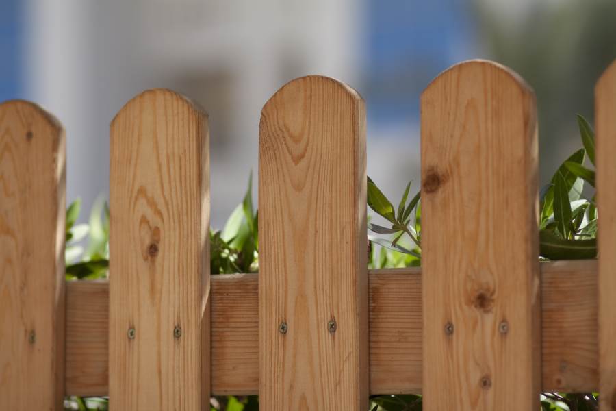 uitspraak Herdenkings Buik Wat kost een houten hekwerk? - 2023 prijzenoverzicht - Homedeal