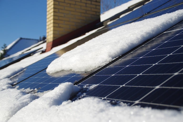 Zonnepanelen met sneeuw