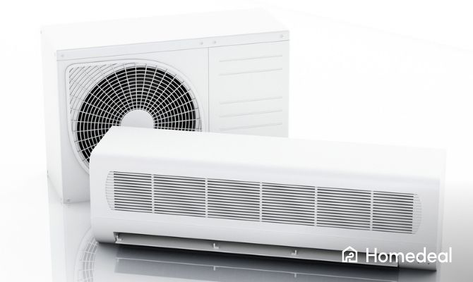 Split airco unit tegen een witte achtergrond