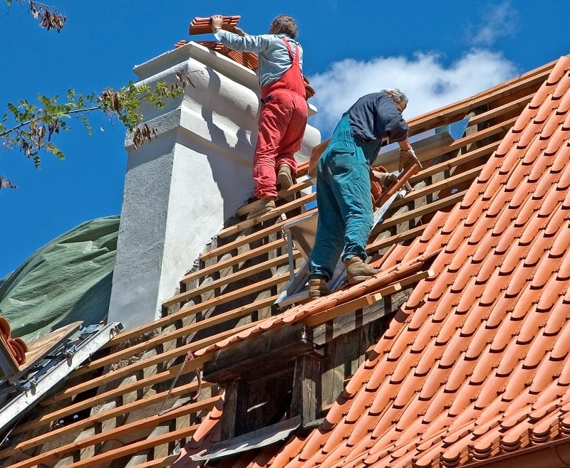 Inspireren Schurend bespotten Nieuw dak kosten [Handig prijzenoverzicht + Tips] I Homedeal