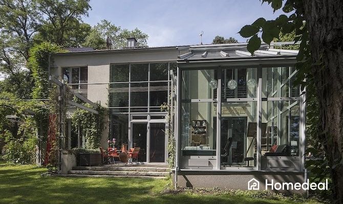 Woning met een prefab aanbouw