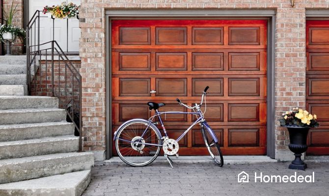 Een elektrische garagedeur met een fiets ervoor