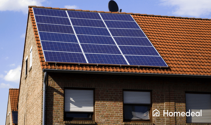 Kleine zonnepanelen op een woning