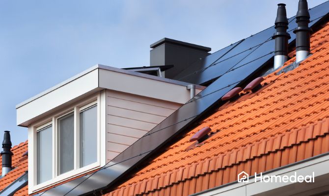 Witte dakkapel met zonnepanelen