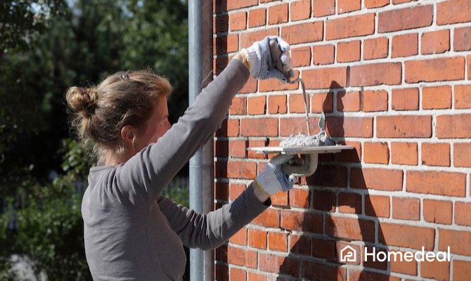 Vakspecialist bezig met het vervangen van voegen