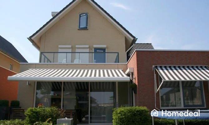 Woning met knikarm zonnescherm