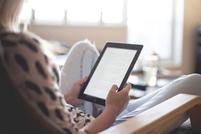 Vrouw die leest op een ipad