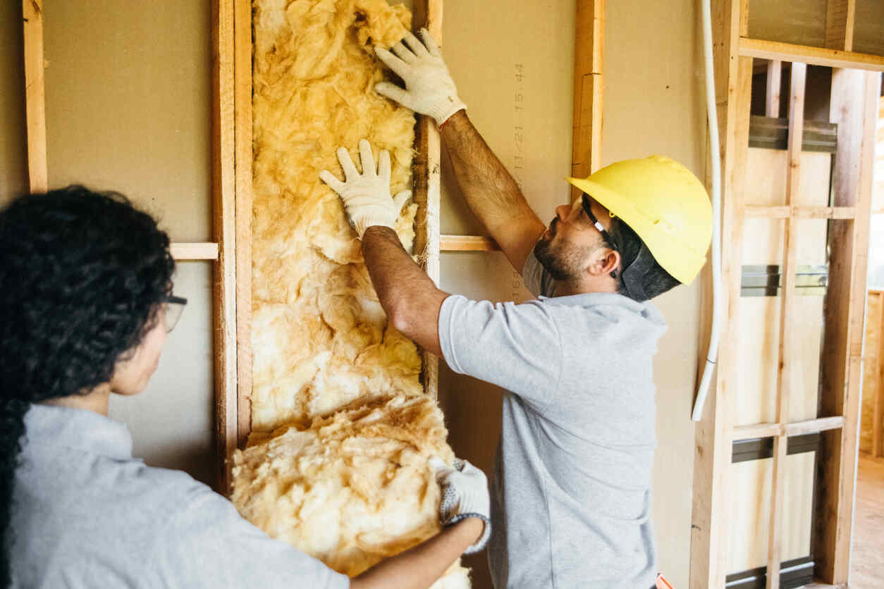 Oud huis isoleren door twee vakspecialisten