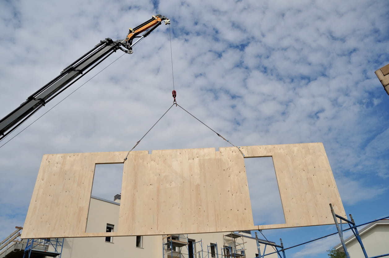 prefab muur hangend aan een kraan