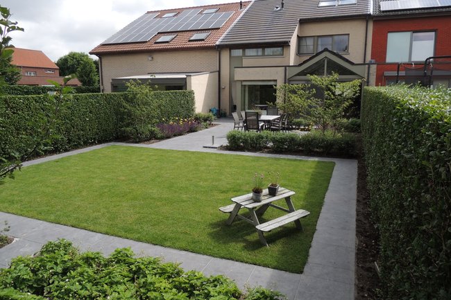 Deze moderne tuin is ontworpen en aangelegd door Karel Debruyne Tuin- & Landschapsarchitect via Homedeal.