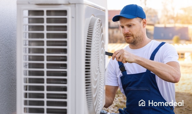 Warmtepomp installateur is een warmtepomp aan het installeren