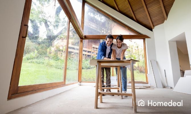 Koppel staan voor een tafel in een nieuwe uitbouw