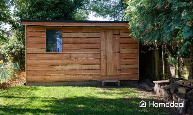 Een vergunningsvrije schuur in een tuin