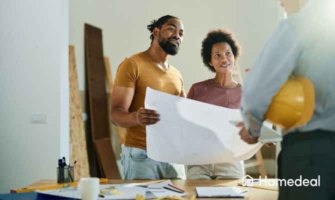 Aannemer en koppel bespreken de aanbouw plannen