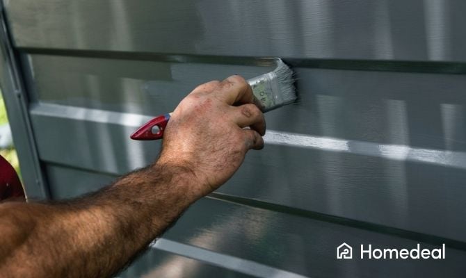 Vakspecialist verft een aluminium garagedeur