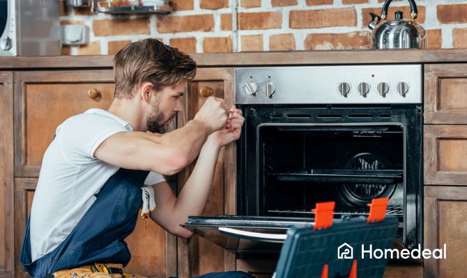 Vakspecialist bezig met oven reparatie