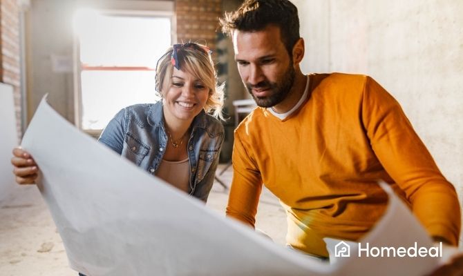 Gelukkig paar dat stappenplan analyseert bij het verbouwen van hun huis