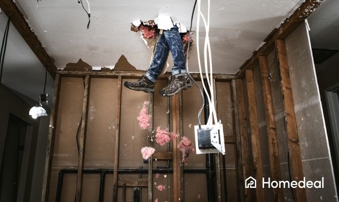 Man zakt door plafond bij het verbouwen van een huis